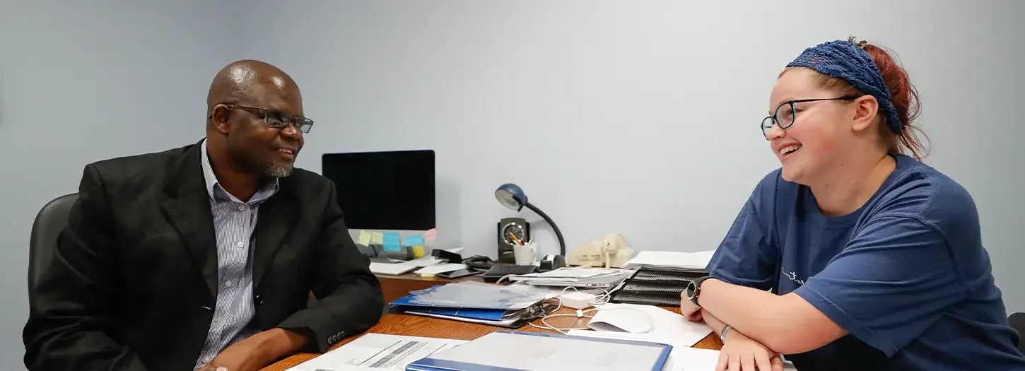 体育菠菜大平台 student speaking with Professor in his office